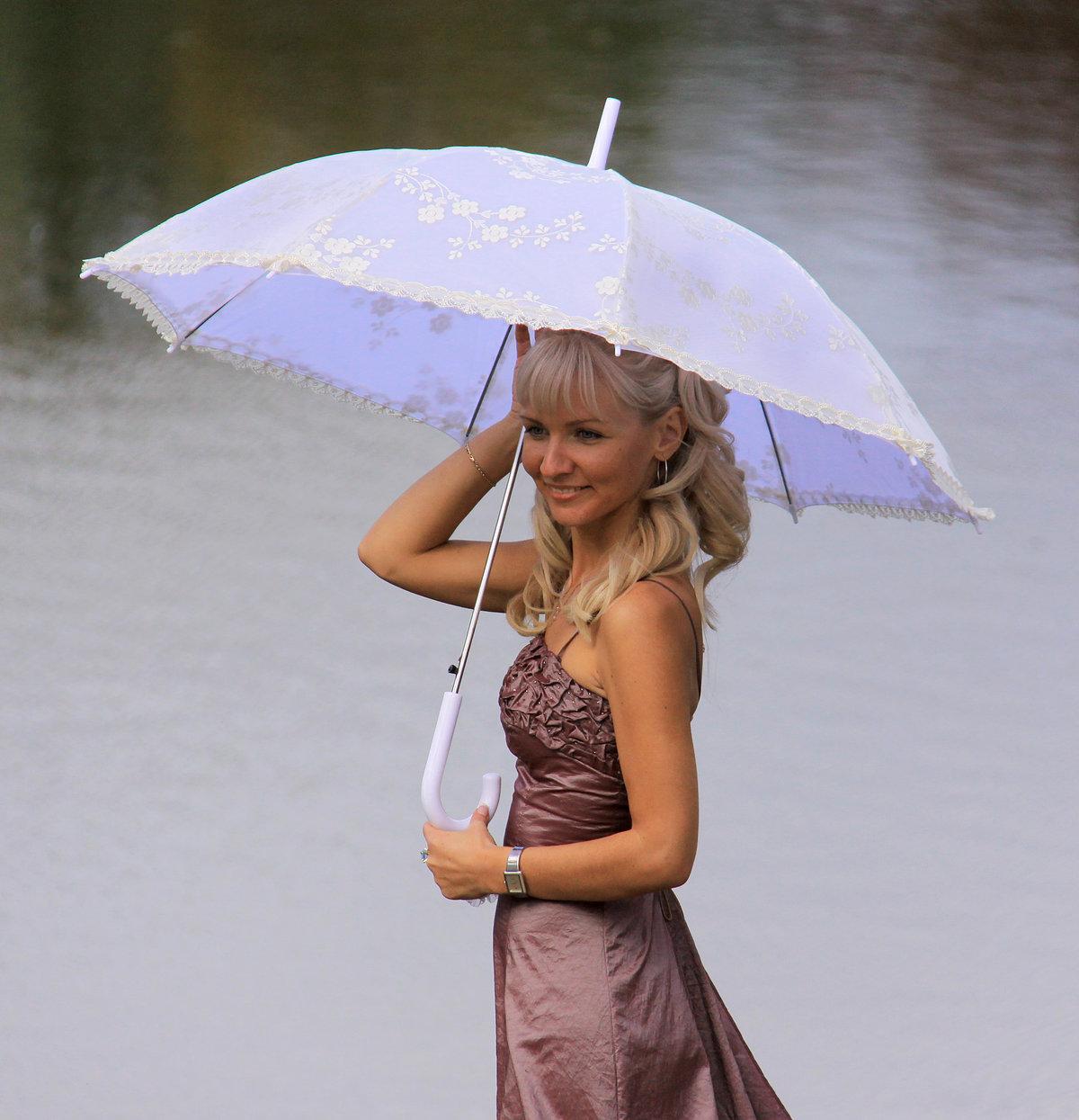 Фото блондинки с зонтиком без трусиков